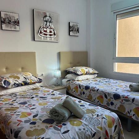 Beautiful 3 Bed, 2 Bath Modern Apartment ลอสอัลกาซาเรส ภายนอก รูปภาพ